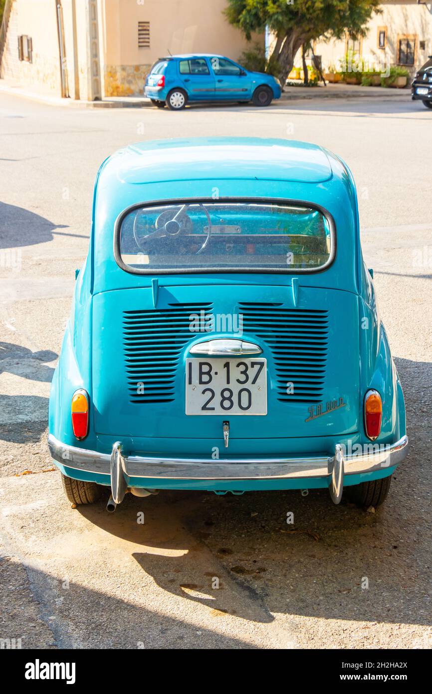 Rückansicht des alten türkisen Fiat 600 in Sant Elm Mallorca Stockfoto