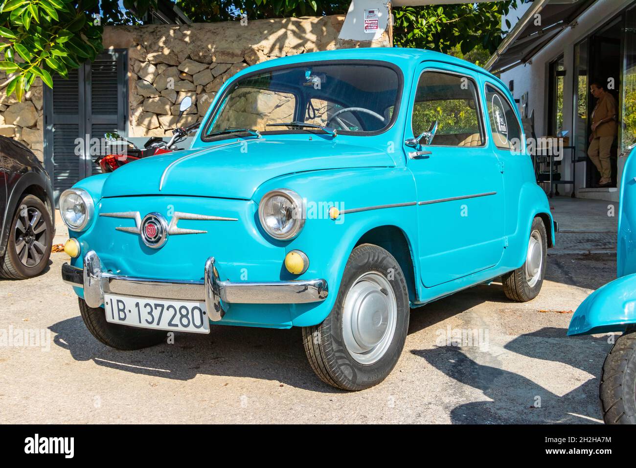 Vintage türkis Fiat 600 AußenbereichEs Moli Restaurant in Sant Elm Mallorca Stockfoto