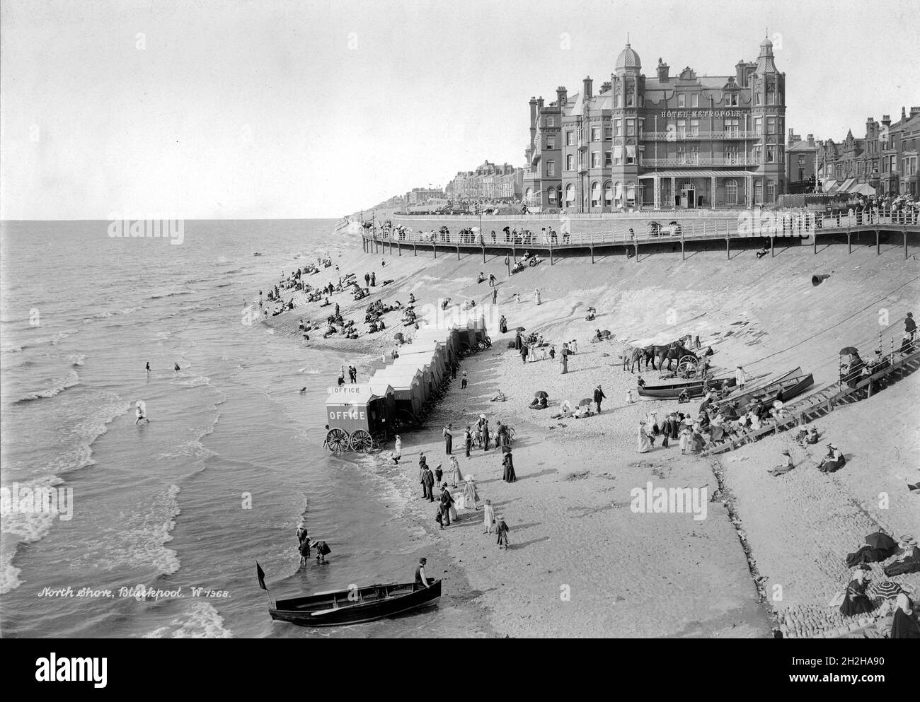 Hotel Metropole, The Promenade, Blackpool, 1890-1910. Das Hotel Metropole vom Nordufer aus gesehen mit Urlaubern am Strand im Vordergrund. Es wurde irgendwann während (oder kurz nach) der 1860er Jahre gebaut. Eine Reihe von Badehütten stehen am Strand für potenzielle Schwimmer aufgereiht. Stockfoto