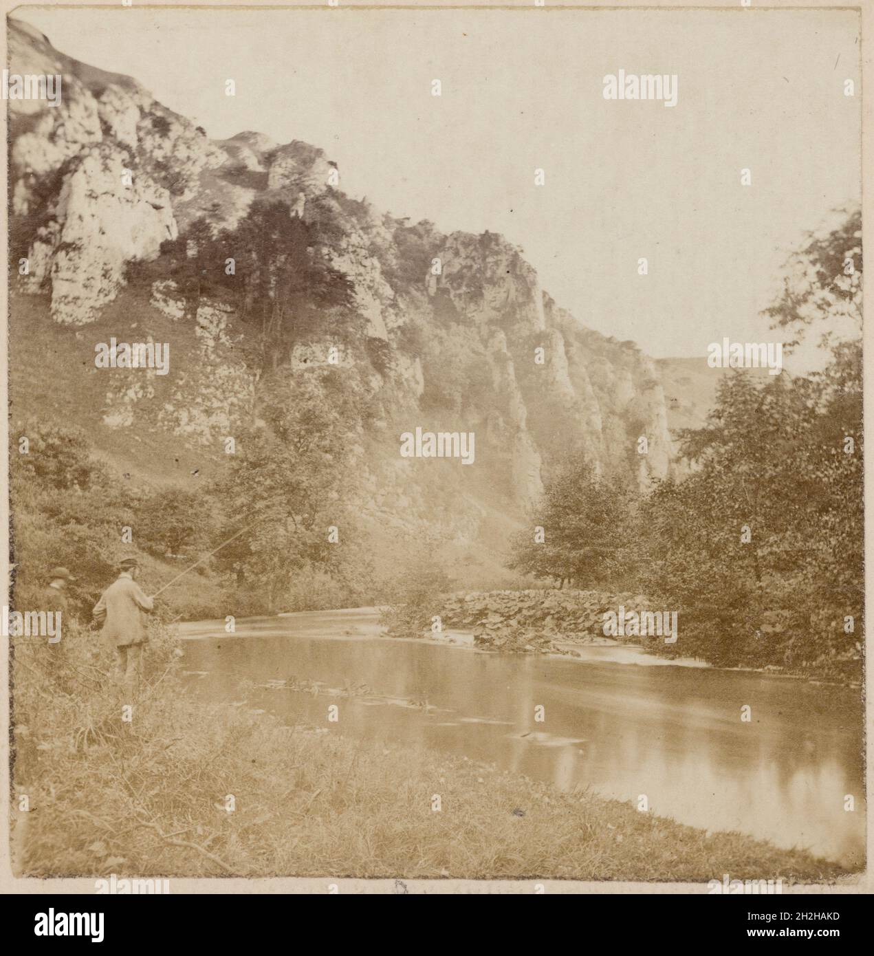 Tissington Spires, Dovedale, Tissington and Lea Hall, Derbyshire Dales, Derbyshire, 1860er-1870er. Zwei Angler am Ostufer des Flusses Dove, mit Tissington Spires dahinter. Stockfoto