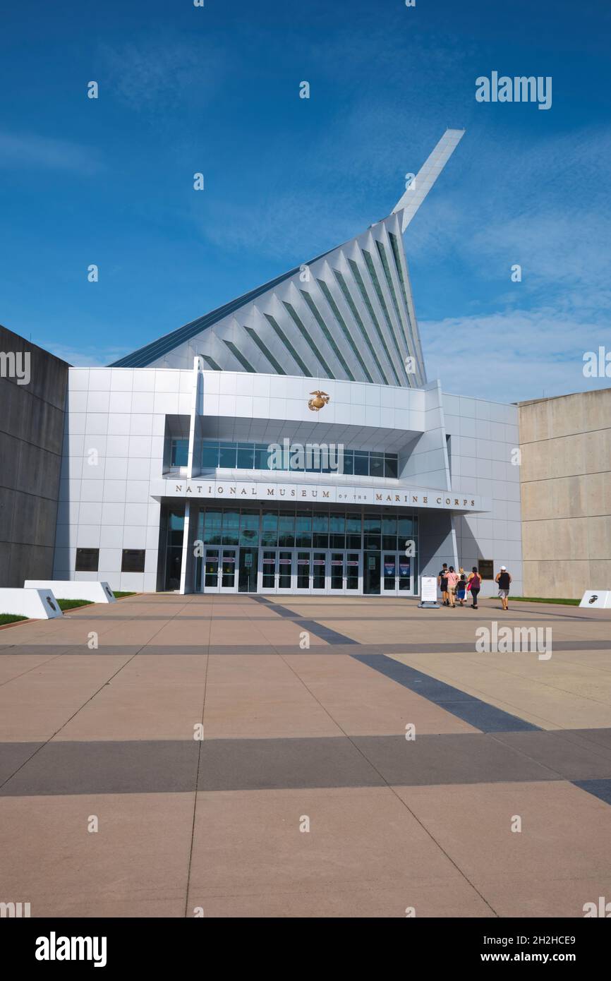 Der aufragende Vordereingang zum Gebäude. Im National Museum of the Marine Corps Heritage Center in Virginia. Stockfoto