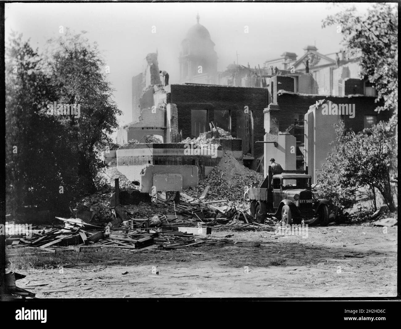 Whitehall Gardens, Whitehall, City of Westminster, Greater London Authority, Ende der 1930er Jahre. Ein Blick auf die Überreste der Whitehall Gardens, die während des Abrisses gesehen wurden, mit einer Kuppel auf dem Kriegsbüro, das im Hintergrund zu sehen ist. Die georgischen Stadthäuser in Whitehall Gardens wurden 1938 abgerissen, um Platz für das Gebäude des Handelsministeriums und des Luftministeriums zu schaffen, später das Verteidigungsministerium. Aufgrund des Zweiten Weltkriegs wurde jedoch erst nach dem Krieg mit dem Bau des neuen Gebäudes begonnen. Die auf diesem Foto gezeigten Überreste können die des Malmesbury House sein. Stockfoto