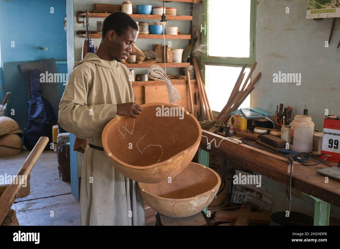 SENEGAL, Benediktinerkloster Keur Moussa, Mönche arbeiten in der Werkstatt, um die afrikanische Kora-Brückenharfe, Kürbiskalabash für den Klangkörper des Saiteninstruments zu bauen Stockfoto