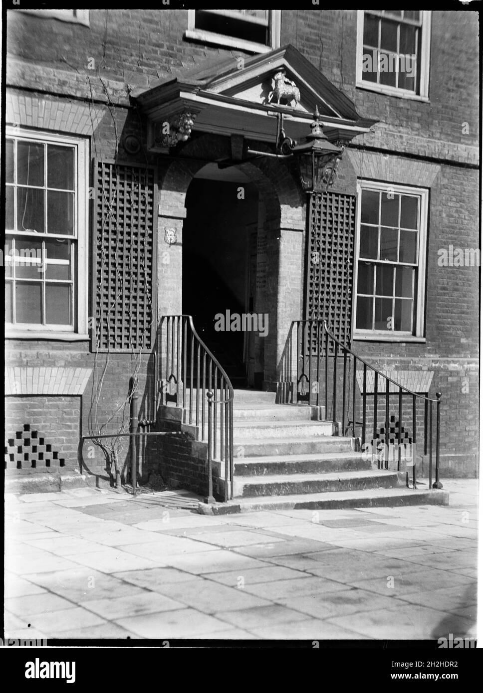 Lamb Building, Church Court, Temple, City of London, Greater London Authority, 1930er Jahre. Der Eingang zum Lamb Building mit einem geschnitzten Modell des Lammes Gottes im Giebel über der Tür. Das Lamb Building wurde 1667 erbaut, wurde aber später durch Bombenangriffe im Zweiten Weltkrieg am 11. Mai 1941 zerstört. Stockfoto