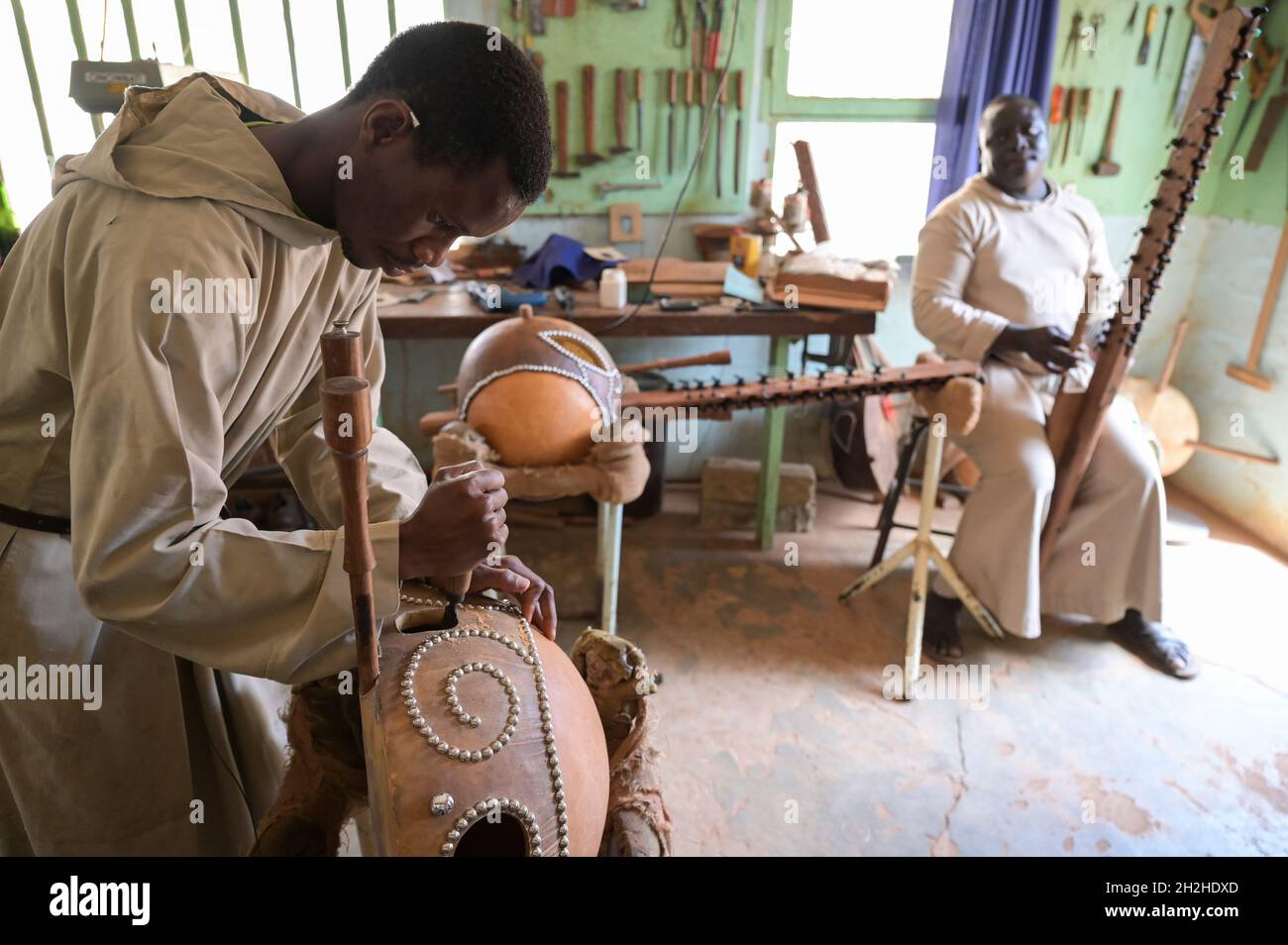 SENEGAL, Benediktinerkloster Keur Moussa, Mönche arbeiten in der Werkstatt, um die afrikanische Kora-Brückenharfe, Kürbiskalabash für den Klangkörper des Saiteninstruments zu bauen Stockfoto