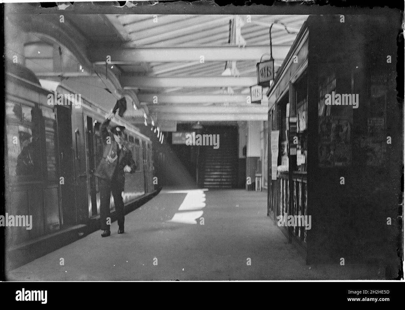 Liverpool Street Station, Liverpool Street, City of London, Greater London Authority, c1932. Eine Wache winkt einen Zug von der Liverpool Street Station ab. Stockfoto