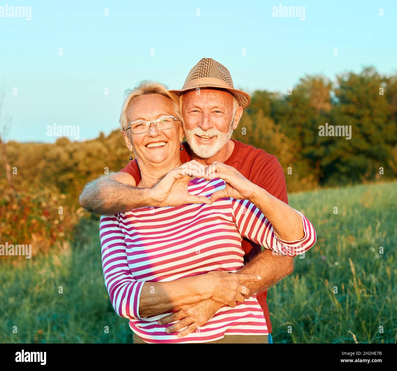 Frau Mann im Freien Senior paar glücklich Lifestyle Ruhestand zusammen lächelnd Liebe alte Natur reifen Stockfoto
