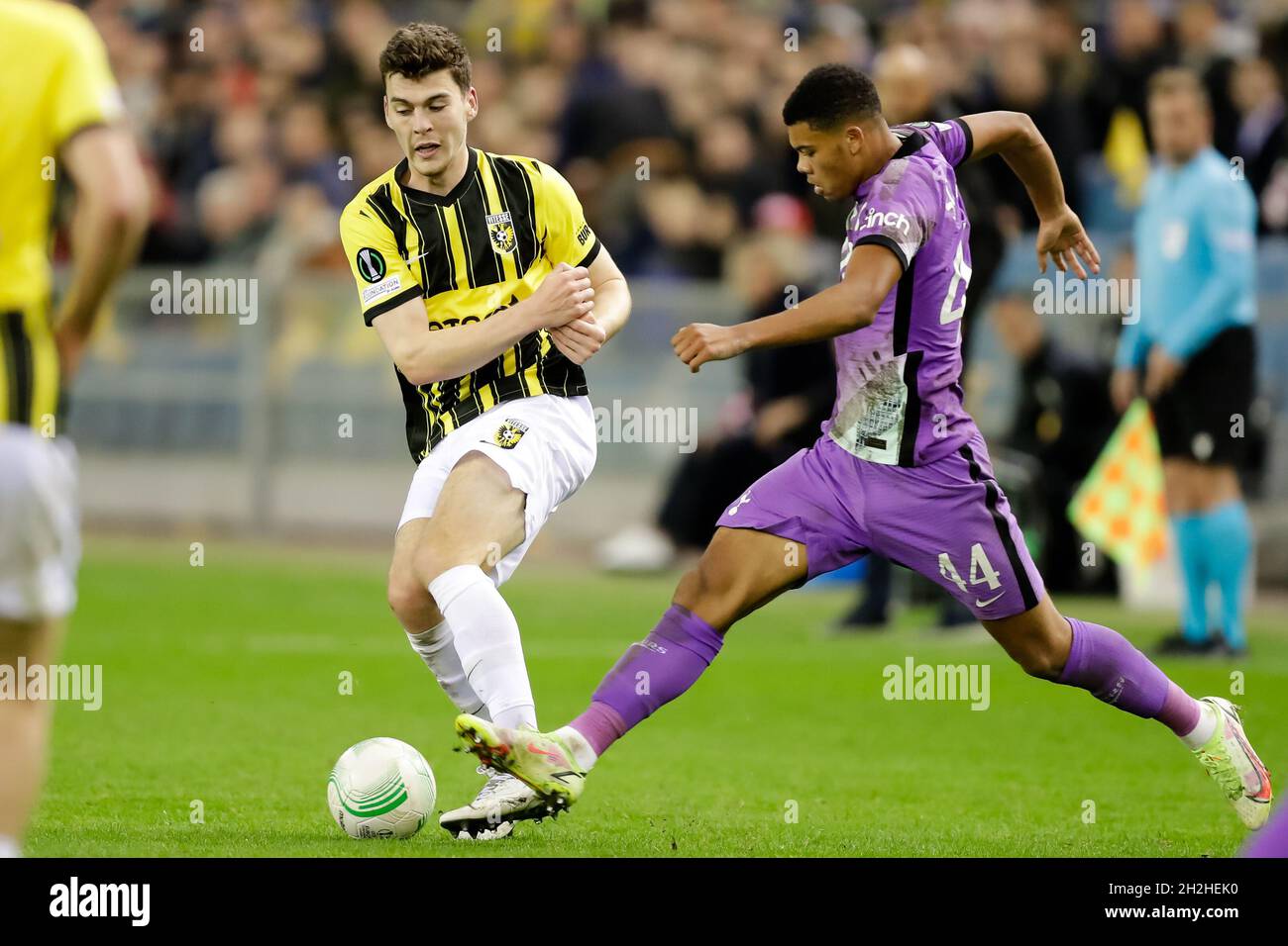 ARNHEM, NIEDERLANDE - 21. OKTOBER: Jacob Rasmussen von Vitesse und Dane Scarlett von Tottenham Hotspur während des Spiels der Gruppe D - UEFA Europa Conference League zwischen Vitesse und Tottenham Hotspur am 21. Oktober 2021 im Gelredome in Arnhem, Niederlande (Foto: Peter Lous/Orange Picts) Stockfoto