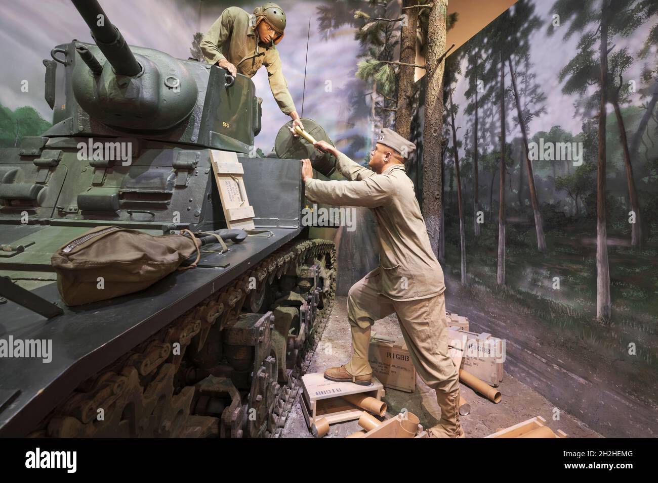 Schwarze, afroamerikanische Soldaten, die während des Zweiten Weltkriegs einen M4 Sherman-Panzer verladen. Im National Museum of the Marine Corps Heritage Center in Virginia. Stockfoto