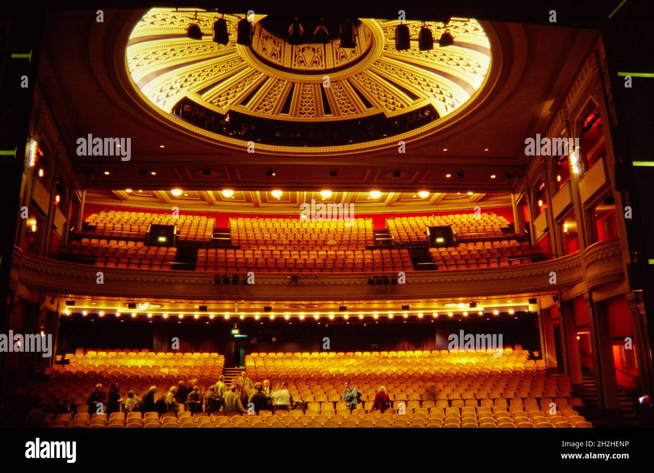 Regent Theatre, Piccadilly, Hanley, City of Stoke-on-Trent, 1999-2015. Ein Blick von der Bühne auf das Auditorium des Regent Theatre, wo sich eine Gruppe von Menschen versammelt, mit Blick auf die Deckenkuppel darüber. Das Regent Theatre wurde im Februar 1929 eröffnet. 1950 wurde das Kino in Gaumont-Kino umbenannt und 1976 in Odeon. Das Kino schloss im Oktober 1989 und blieb bis Mitte der 1990er Jahre unbesetzt, als es vor der Wiedereröffnung 1999 renoviert wurde. Die Renovierungsarbeiten umfassten die Erweiterung der Bühne und den Umbau des Auditoriums. Der Proszenium Bogen wurde entfernt und repos Stockfoto