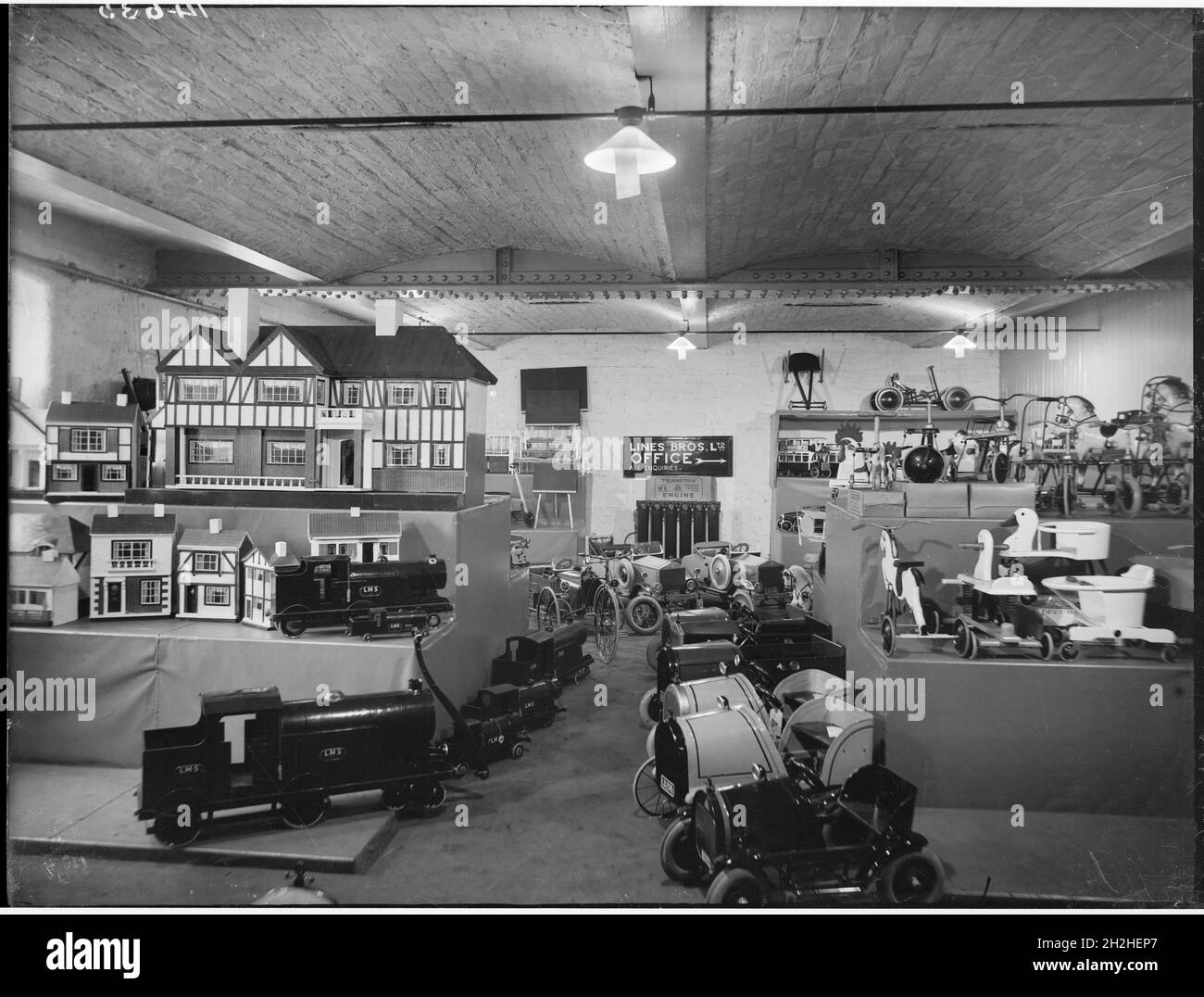 Werneth Goods Station, Middleton Road, Werneth, Oldham, 1927. Eine Ausstellung von Triang-Spielzeugen, darunter Puppenhäuser, Züge, Tretautos und Dreiräder. Die hier gezeigten Spielzeuge wurden von Lines Bros Ltd unter der Marke Triang hergestellt. Das Foto wurde wahrscheinlich in einem Lagerhaus in der Werneth Goods Station aufgenommen, wo Lines Bros Ltd ihr nördliches Depot hatte. Stockfoto