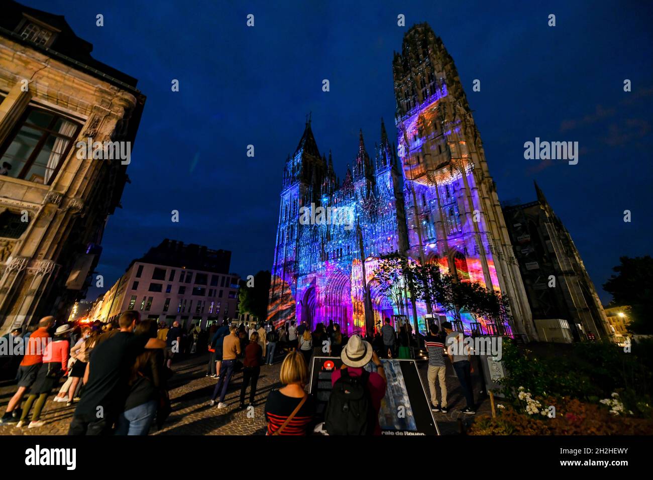Rouen (Normandie, Nordfrankreich): Rouens Cathedral Light Show („Cathedrale de lumiere 2021“) . Illuminationen projiziert auf die Fassade der Kathedrale Stockfoto