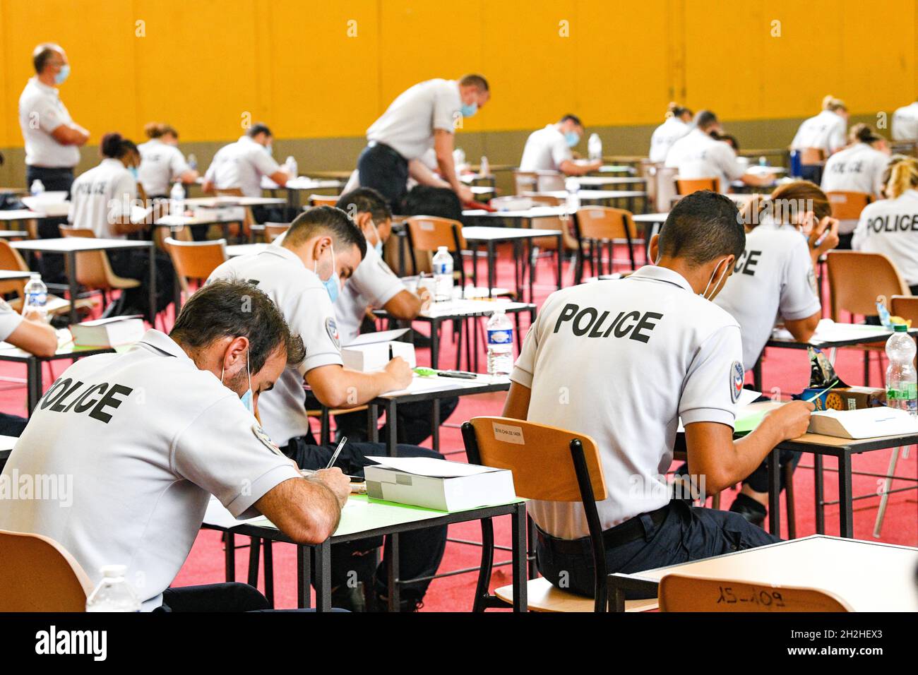 Auszubildende der Polizeiakademie von Oissel, die eine theoretische Prüfung ablegen (Nordfrankreich) Stockfoto