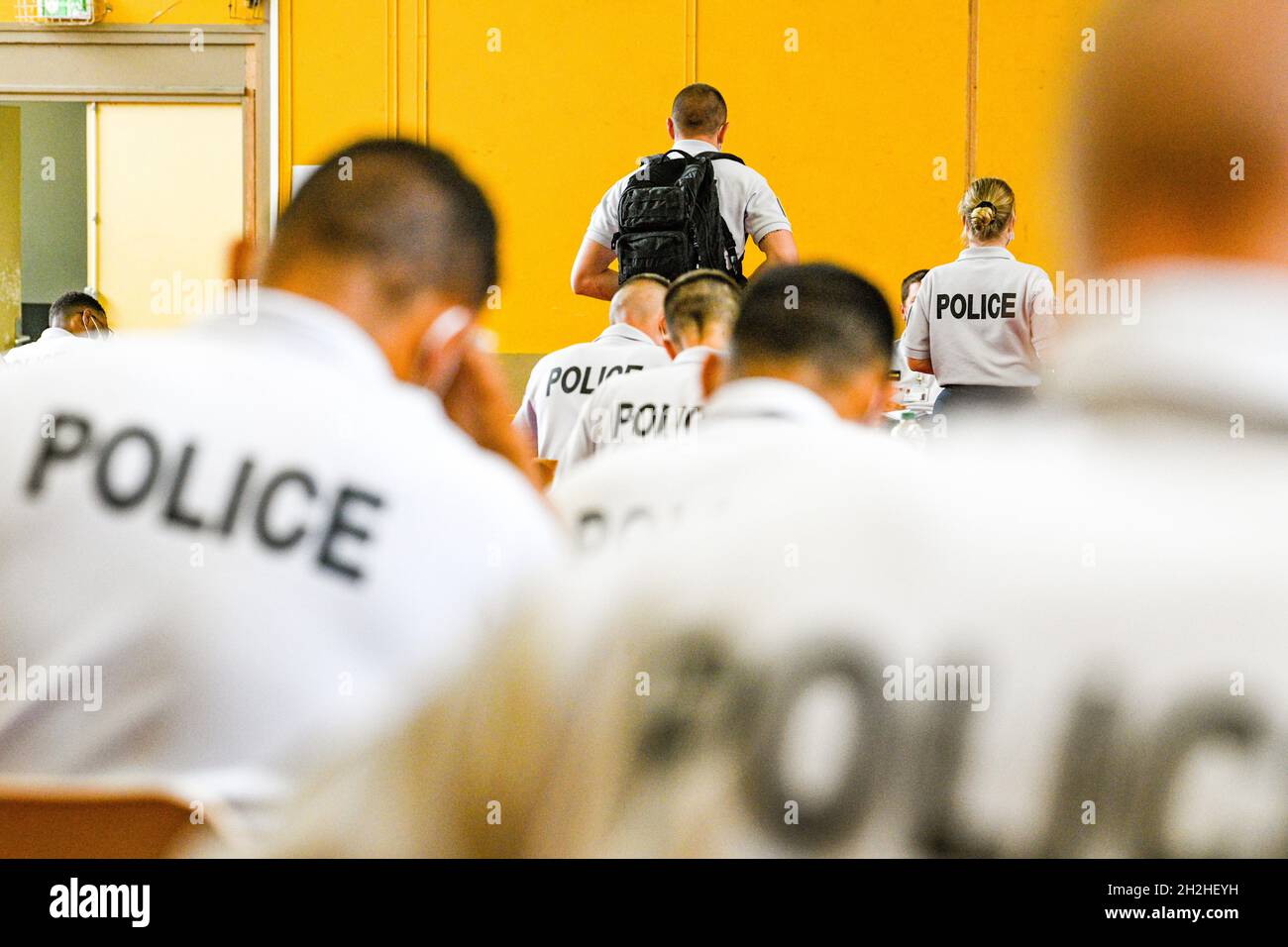 Auszubildende der Polizeiakademie von Oissel, die eine theoretische Prüfung ablegen (Nordfrankreich) Stockfoto