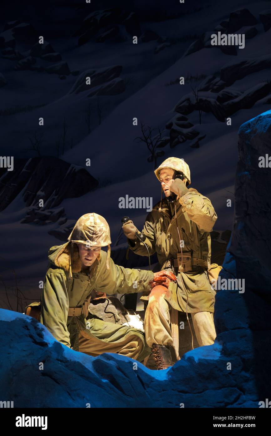 Zwei Soldaten, einer davon verwundet, rufen während eines kalten Winters des Koreakrieges in den verschneiten Bergen um Hilfe. Im National Museum of the Marine Corps her Stockfoto