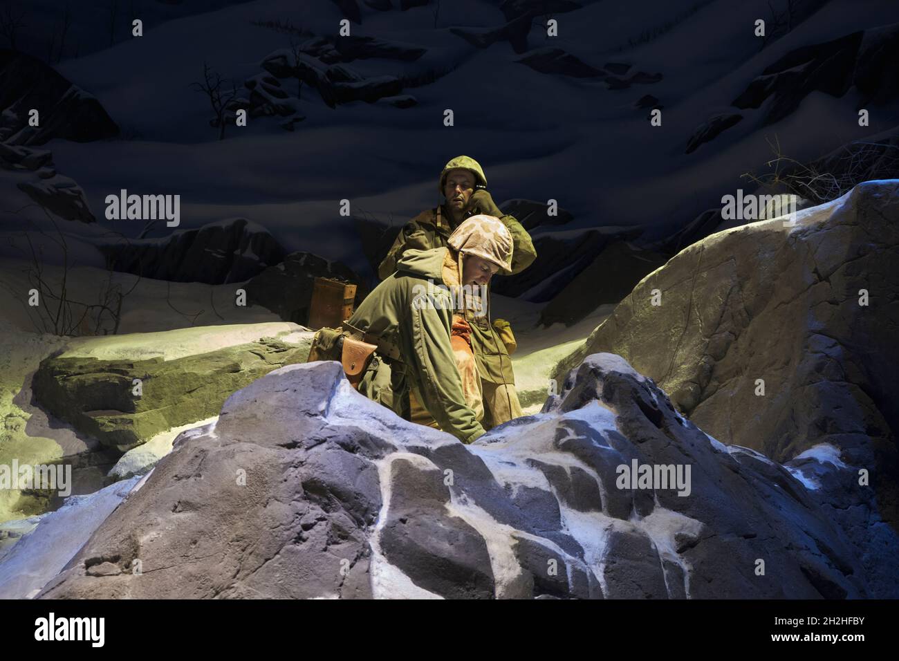 Zwei Soldaten, einer davon verwundet, rufen während eines kalten Winters des Koreakrieges in den verschneiten Bergen um Hilfe. Im National Museum of the Marine Corps her Stockfoto