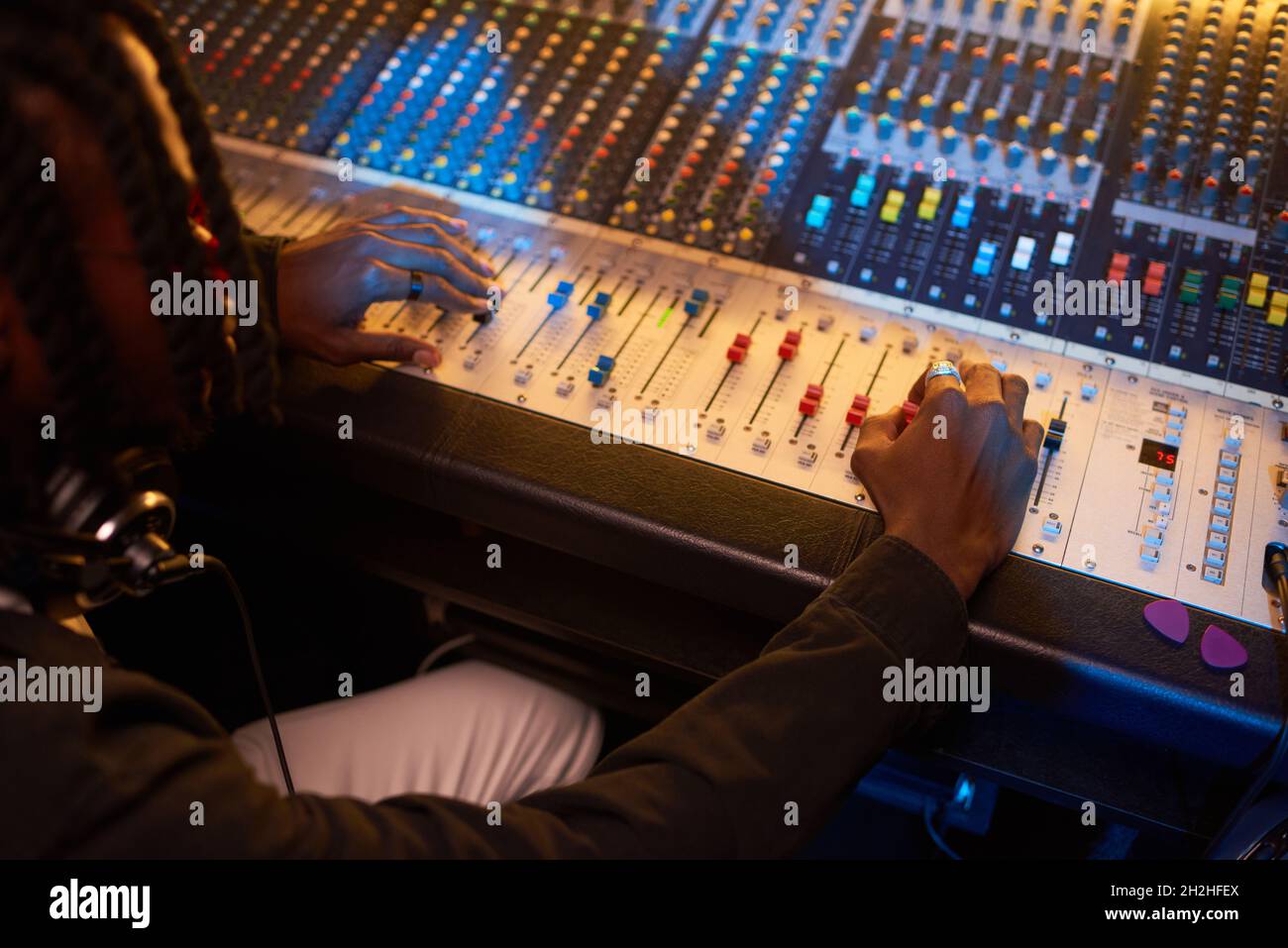 Nahaufnahme des Produzenten, der im Studio einen neuen Song mit einem elektrischen Musikkeyboard kreiert Stockfoto