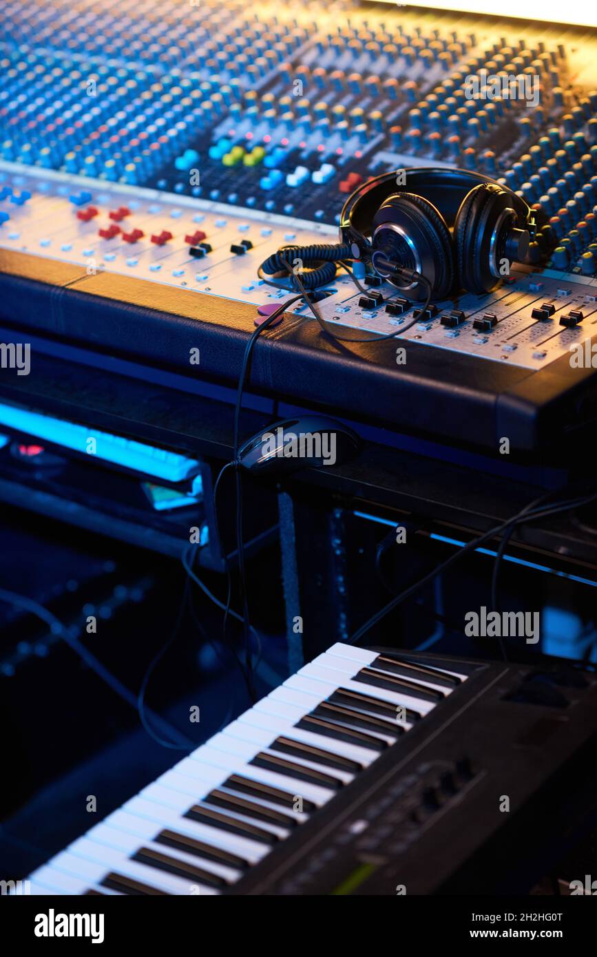 Nahaufnahme der Kopfhörer auf dem Keyborad des Musikstudios im Aufnahmestudio Stockfoto