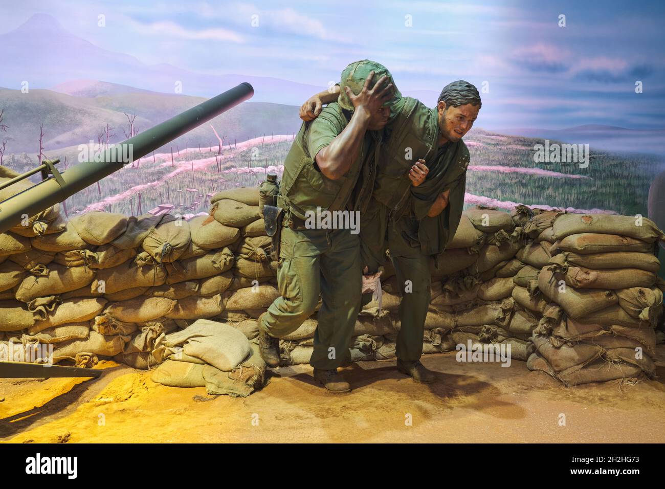 Ein Soldat hilft, einen verletzten, verletzten Kameraden während des Vietnamkrieges zu evakuieren.im National Museum of the Marine Corps Heritage Center in Virginia. Stockfoto