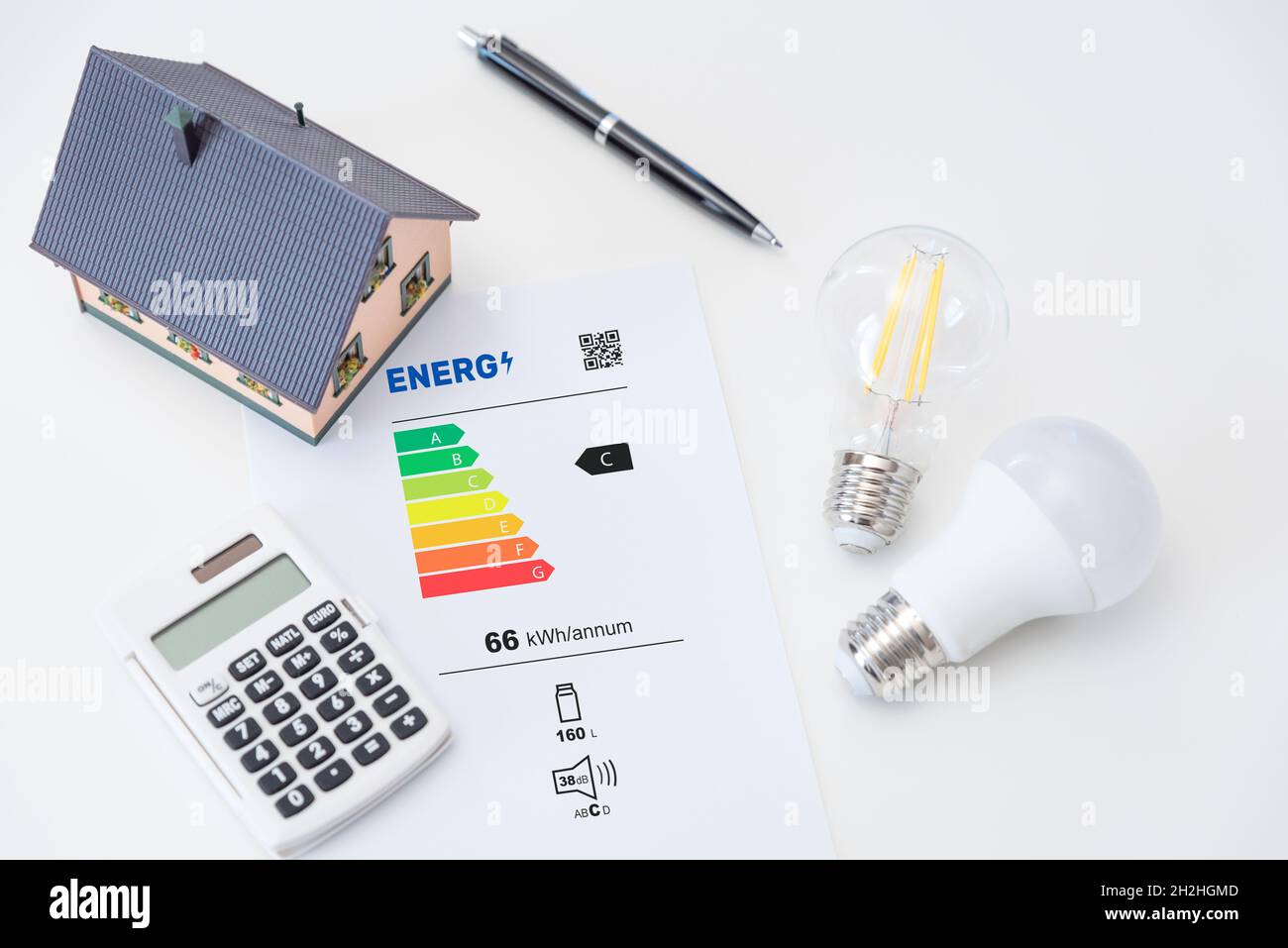 Energieeffizienztabelle mit Glühlampen. Energieeffizienzkonzept. Neues EU-Energielabel, Klassifizierung 2021 Stockfoto