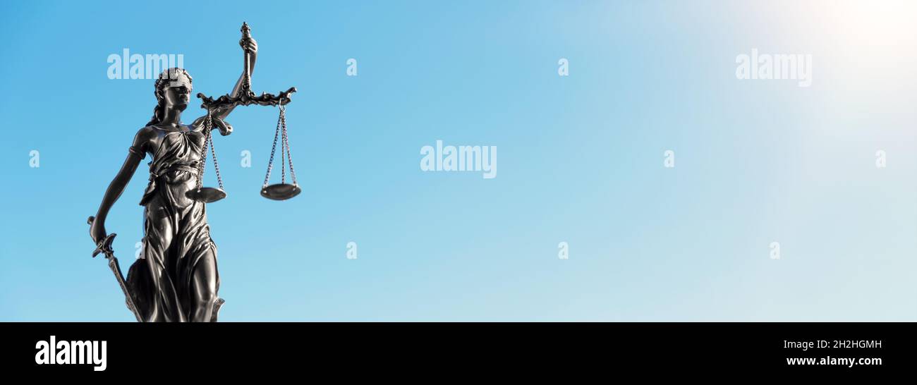 Gesetz, Rechtskonzept mit Dame Gerechtigkeit Statue. Breites Bild mit Kopierbereich Stockfoto