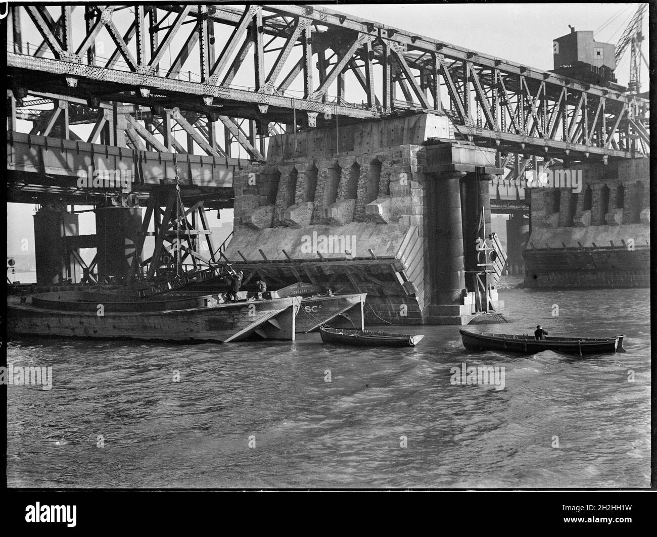 Abriss der Waterloo Bridge, Lambeth, Greater London Authority, 1936. Ein Blick auf die alte Waterloo Bridge während des Abrisses mit Menschen, die auf einem Boot unter der Brücke arbeiten. Die Waterloo Bridge wurde von John Rennie entworfen und 1817 eröffnet. Es wurde in den 1930er Jahren abgerissen und in den 1940er Jahren durch eine andere Brücke ersetzt. Stockfoto