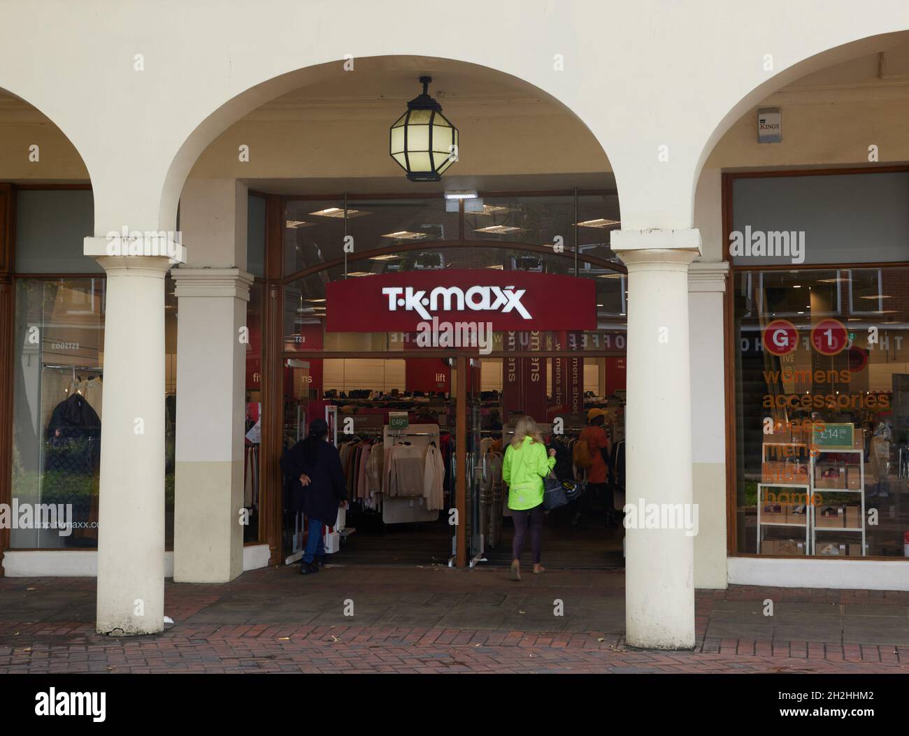 Außenansicht von TK Maxx und seinem Logo in Worthing, Großbritannien. Stockfoto