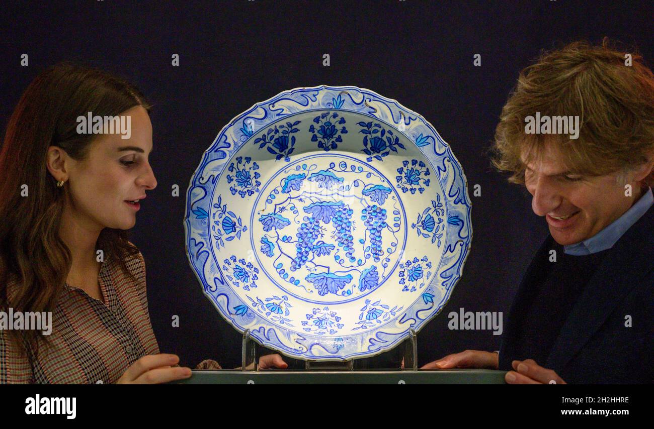 Sotheby’s, London, Großbritannien. 22. Oktober 2021. Mehr als 1,000 Jahre historische Objekte, Gemälde & Manuskripte bei Sotheby’s Arts of the Islamic World Sale Preview. Bild: Eine monumentale Iznik-Töpferschale mit Weinreben, Türkei, um 1530. Schätzung: £250,000-350,000. Quelle: Malcolm Park/Alamy Live News Stockfoto