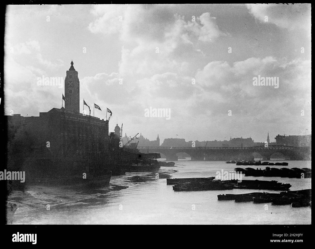 Oxo Tower Wharf, Bargehhouse Street, Southwark, Greater London Authority, 1930er Jahre. Blick auf die Oxo Tower Wharf von Nordosten mit Waterloo Bridge in der Ferne. Stockfoto