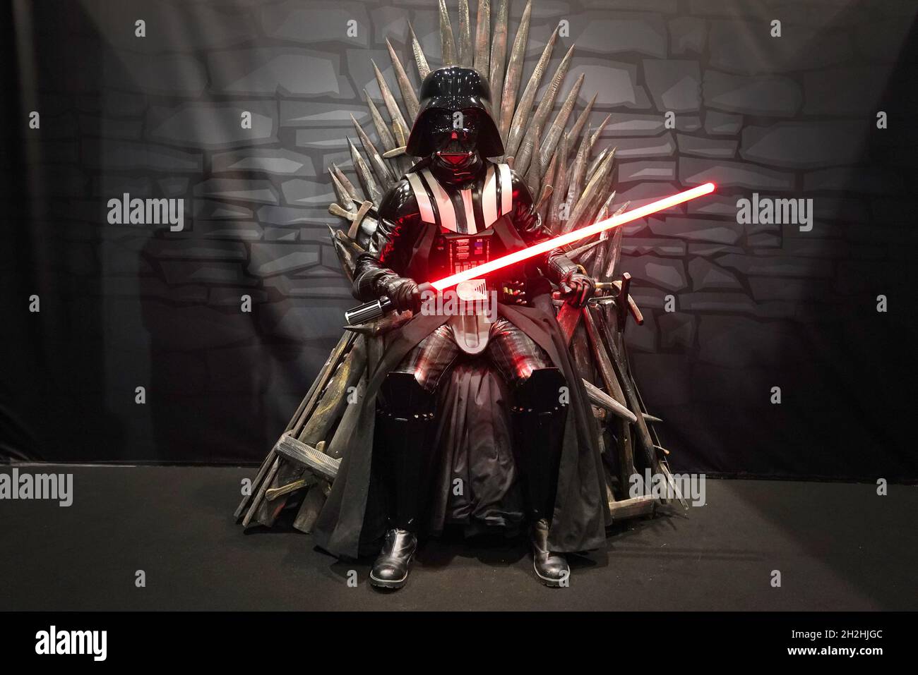 Ein Cosplayer, der als Darth Vader gekleidet war, während des ersten Tages der MCM Comic Con im Excel London im Osten Londons. Bilddatum: Freitag, 22. Oktober 2021. Stockfoto