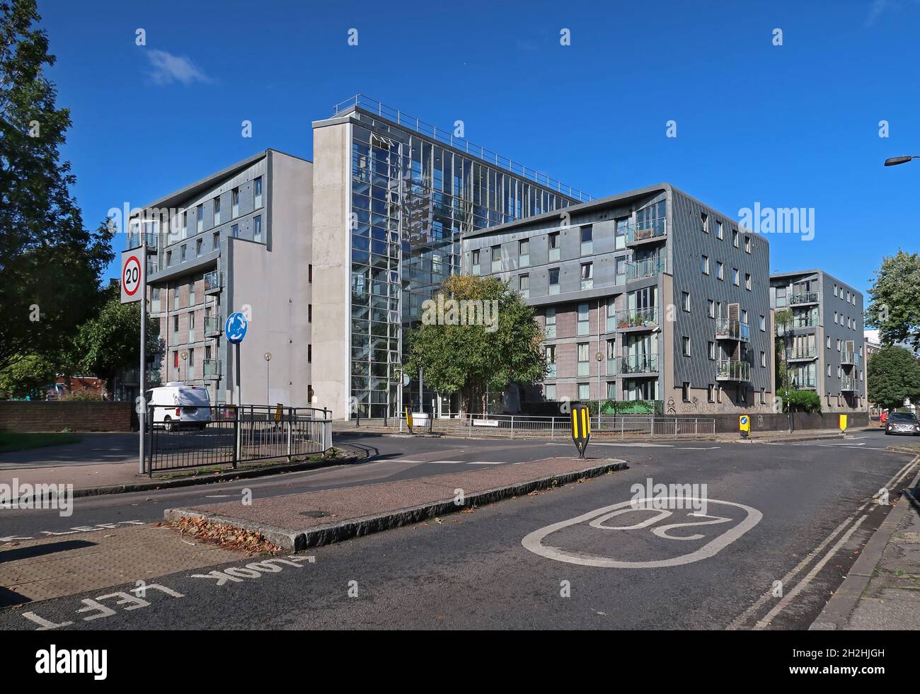 81 Hanover Park, Peckham, London, Großbritannien. Ein disktives, verzinktes Sozialwohnungskonzept von Alan Camp Architects. Nominiert für den RIBA Award 2006. Stockfoto