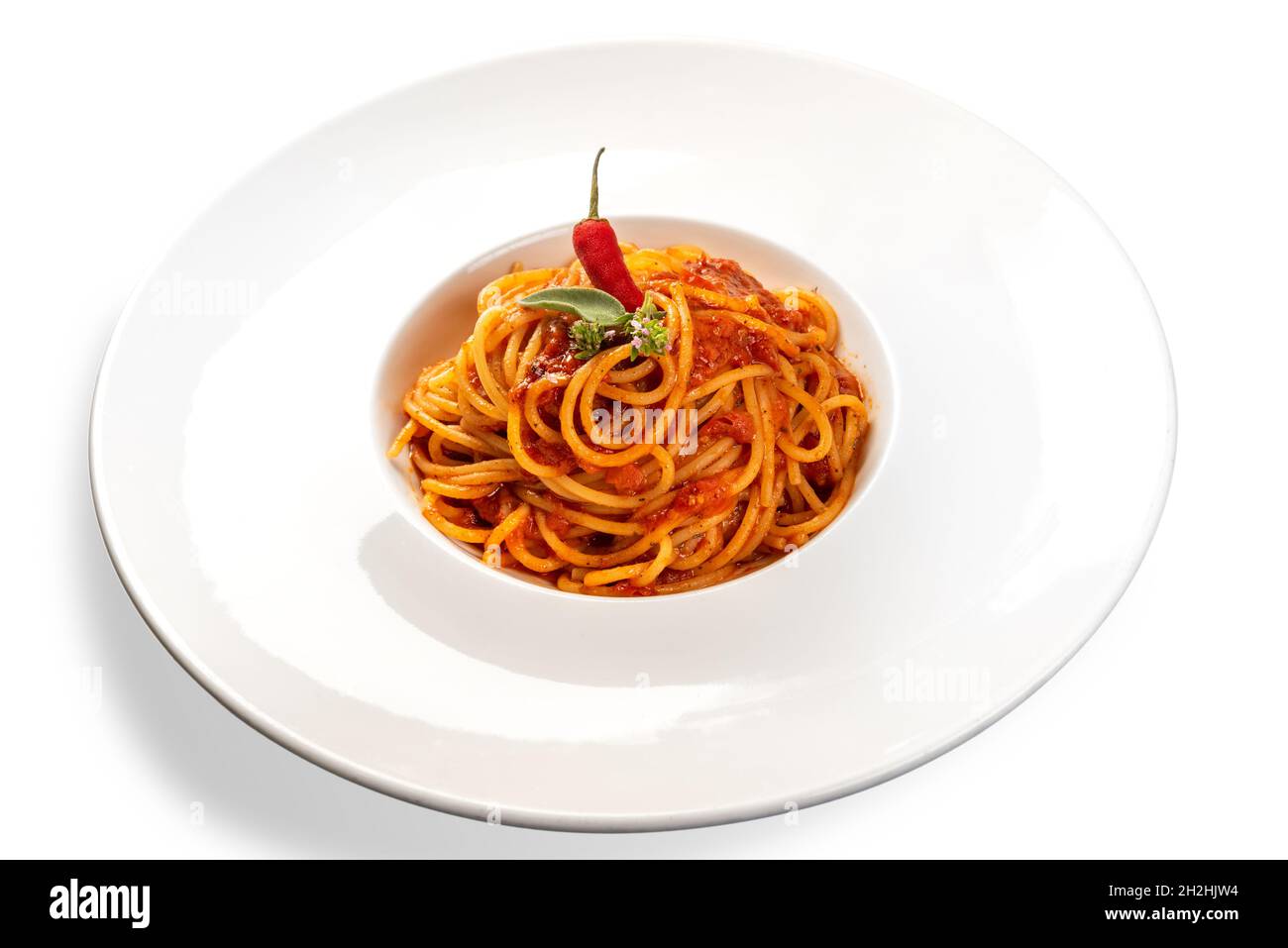 Spaghetti all'arrabbiata typisch italienische Pasta mit Tomatensauce, Knoblauch, Petersilie und würzigen Chili-Pfeffer in weißen Gericht isoliert auf dem weißen gekrönt Stockfoto