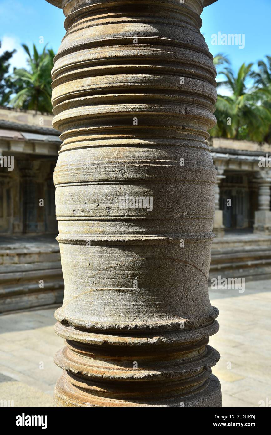 Geschnitzte Steinsäule am chennakeshava Tempel, somnathpur, mysore, karnataka, indien Stockfoto