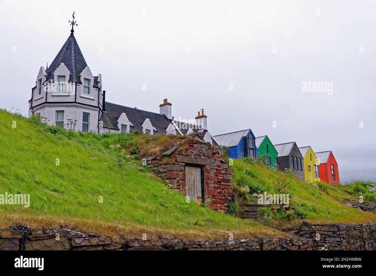 Das Inn at John o'Groats Hotel an der North Coast 500 Touristenroute im Norden Schottlands, Großbritannien - 18. Juli 2021 Stockfoto