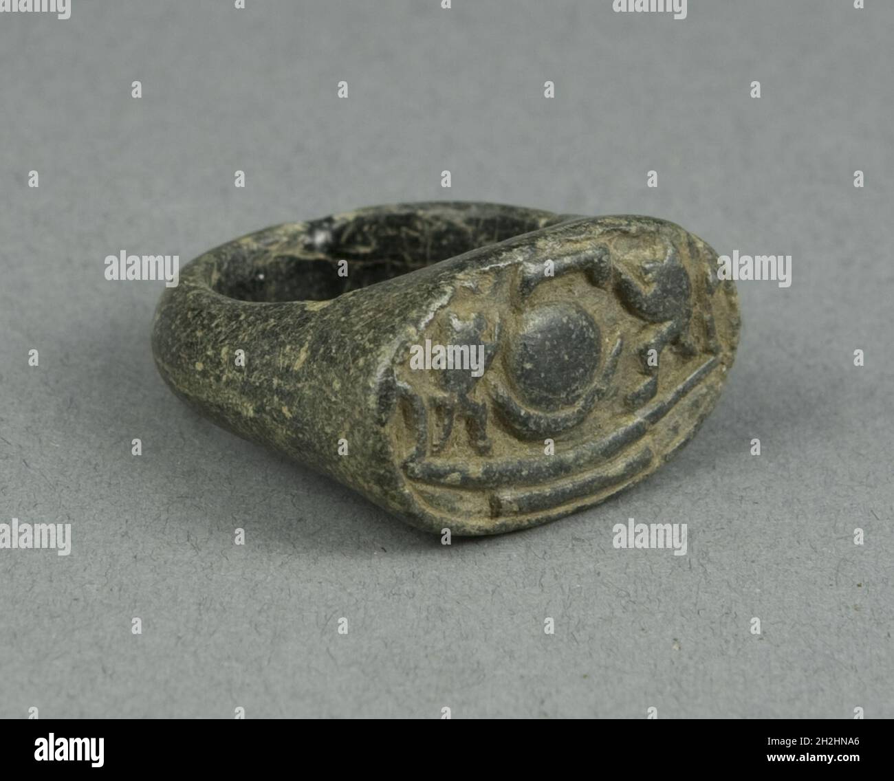 Ring des Sonnengottes Ra in seinem Bark, der von Pavianen, Ägypten, Neukönigreich, Dynastie 18-19 (ca. 1550-1186 v. Chr.) verehrt wird. Stockfoto