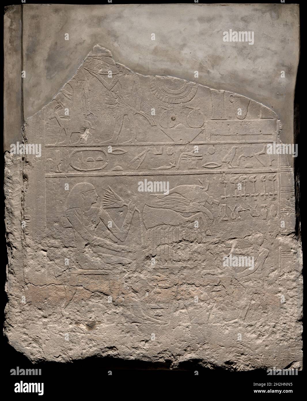 Relieffragment, das Meret-Teti-iyet mit Opferungen darstellt, Saqqara, erste mittlere Periode, Dynastie 10 (ca. 2025 v. Chr.). Stockfoto