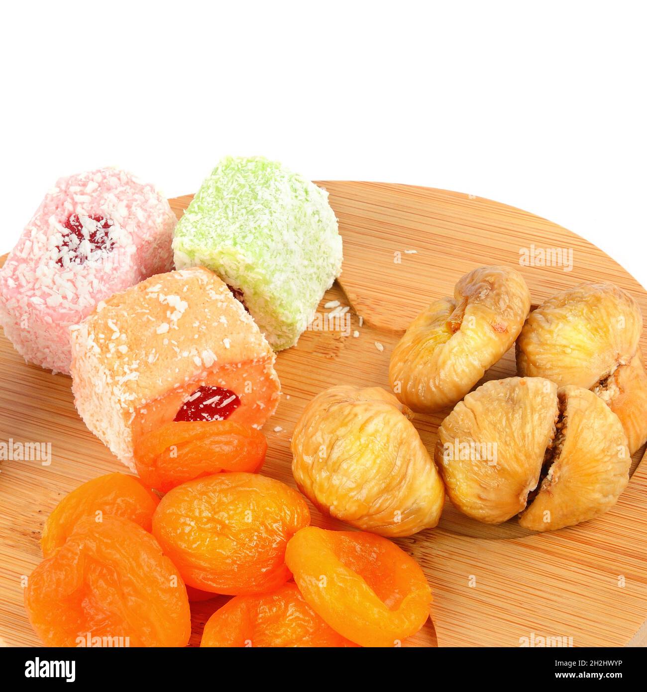 Getrocknete Aprikosen und Feigen, türkische Delight isoliert auf weißem Hintergrund. Freier Platz für Text. Stockfoto