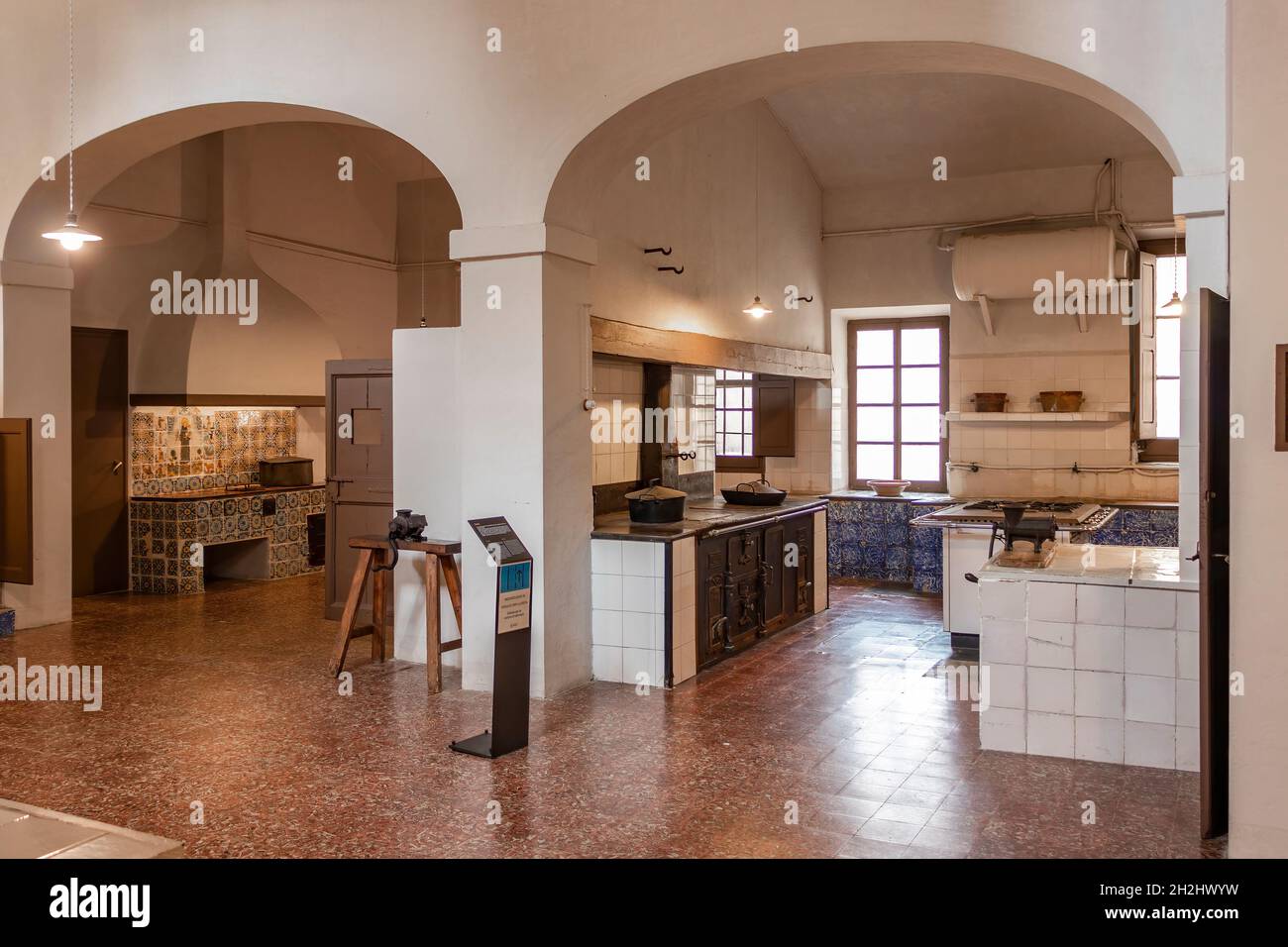 Barcelona, Spanien - 24. September 2021: Die Küche im Kloster Pedralbes. Es ist einer der Bereiche des Klosters, der am besten die Pas widerspiegelt Stockfoto