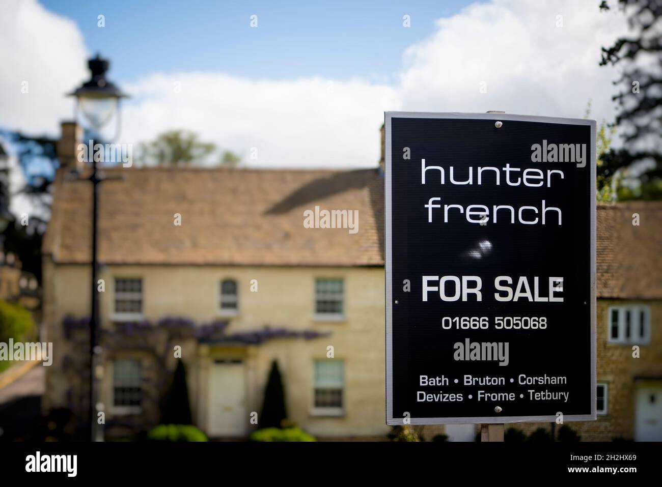 Zum Verkauf unterzeichnen Sie durch Immobilienmakler, Tetbury, Gloucestershire, Großbritannien Stockfoto