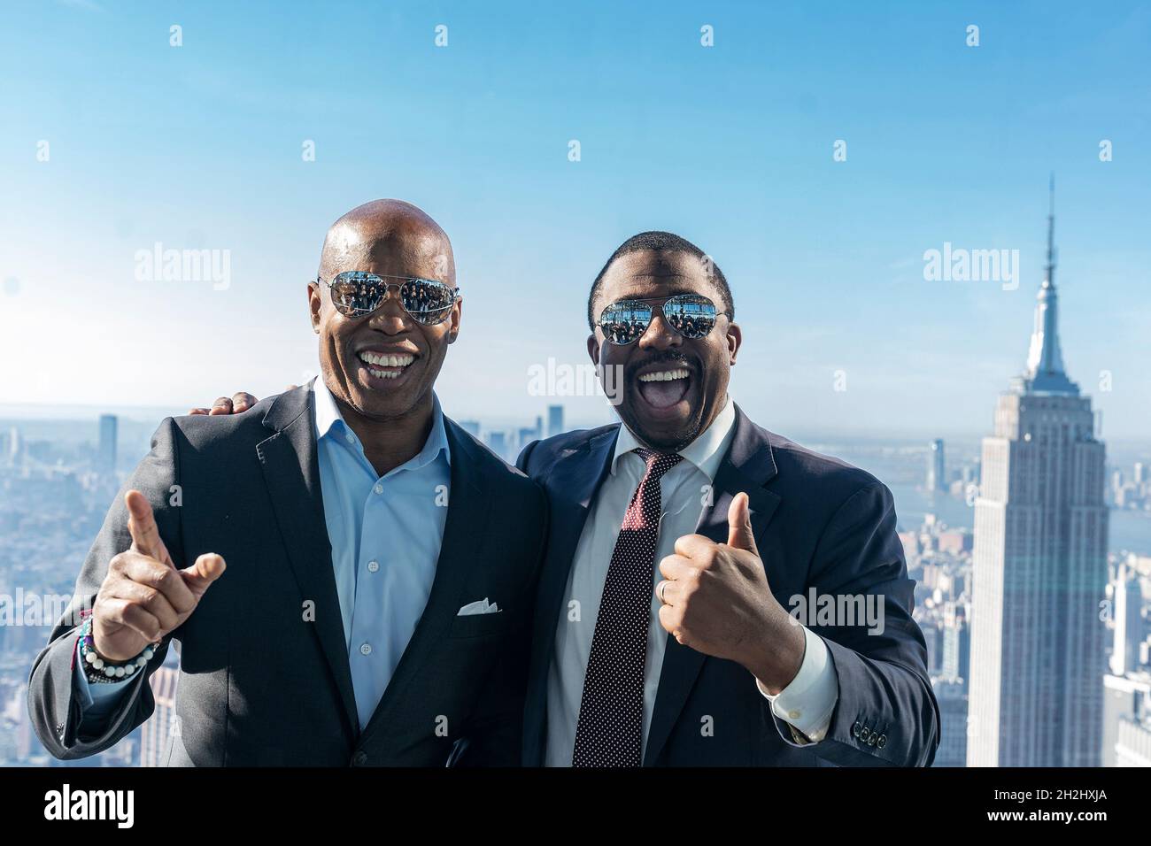 Vizegouverneur Brian Benjamin und der Präsident und Kandidat der Demokratischen Partei für den Bürgermeister von Brooklyn, Eric Adams, sahen sich während der Eröffnung auf der Aussichtsplattform Summit One Vanderbilt miteinander unterhalten. An der Eröffnung nahmen viele VIP-Gäste Teil, darunter der Präsident von Brooklyn Borough und der Kandidat der Demokratischen Partei für den Bürgermeister bei den bevorstehenden Wahlen, Vizegouverneur Brian Benjamin, der Künstler Kenzo Digital, der Senator des Bundesstaates Brad Hoylman und der Gastronom Daniel Boulud. (Foto von Lev Radin/Pacific Press) Stockfoto