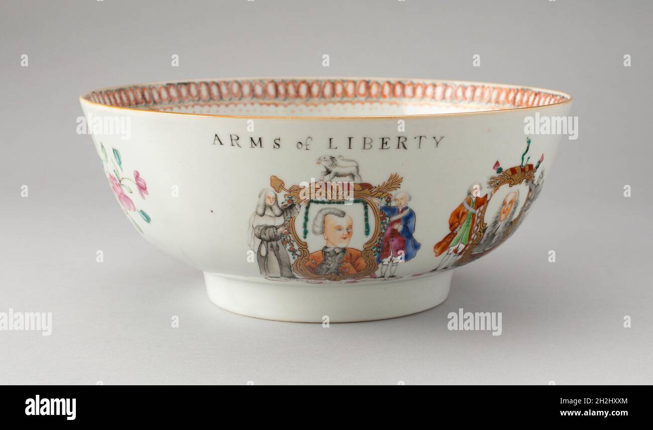 Bowl, c. 1769. Dekoriert mit Porträts, die von einer im Juni 1768 in London gedruckten Breitseite kopiert wurden: Die Engländer John Wilkes (links), ein freimütig vertretter Verfechter politischer Reformen und amerikanischer Freiheit, und Lord Mansfield (rechts), der Wilkes wegen Verleumdung zum Schweigen zu bringen versuchte. Satirische Wappen umgeben ihre Porträts, oben steht „Arms of Liberty“. Amerikanische Kolonisten betrachteten Wilkes als Symbol für Freiheit und Meinungsfreiheit. Hergestellt in Qianlong, China für den amerikanischen Markt. Stockfoto