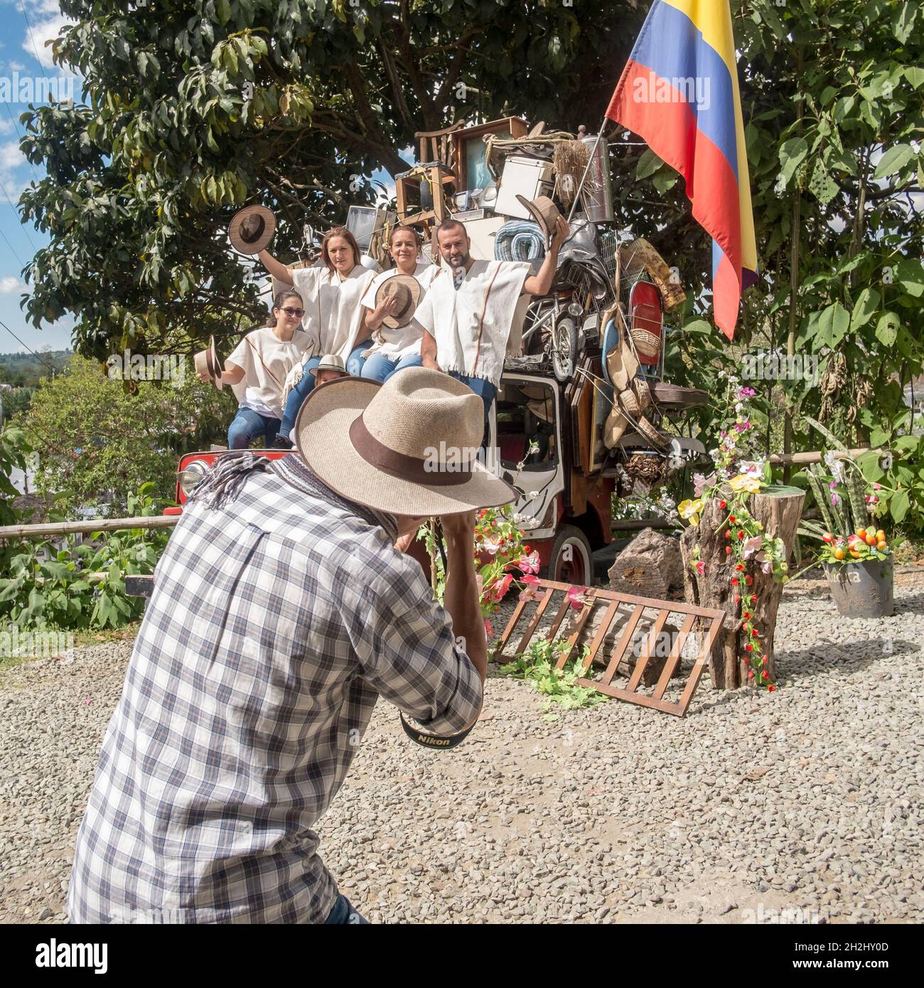 01-03-2019. Salento, Kolumbien; Touristen posieren auf einem Set und in traditioneller kolumbianischer Kleidung vor dem Fotografen, Stockfoto