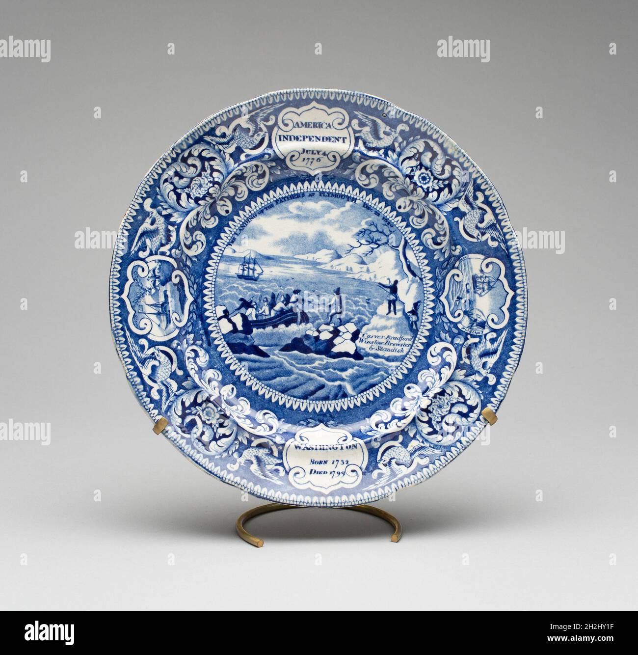 Platte, 1825/30. Dekoration mit den englischen Pilgern von der Mayflower, die in Nordamerika an Land kommen: „die Landung der Väter in Plymouth Dez 22 1620: [John] Carver, [William] Bradford, [Edward] Winslow, [William] Brewster &amp; [Myles] Standish“. Über der zentralen Szene befinden sich die Worte 'America Independent July 4 1776'. Hergestellt in Staffordshire, England, für den amerikanischen Markt. Stockfoto