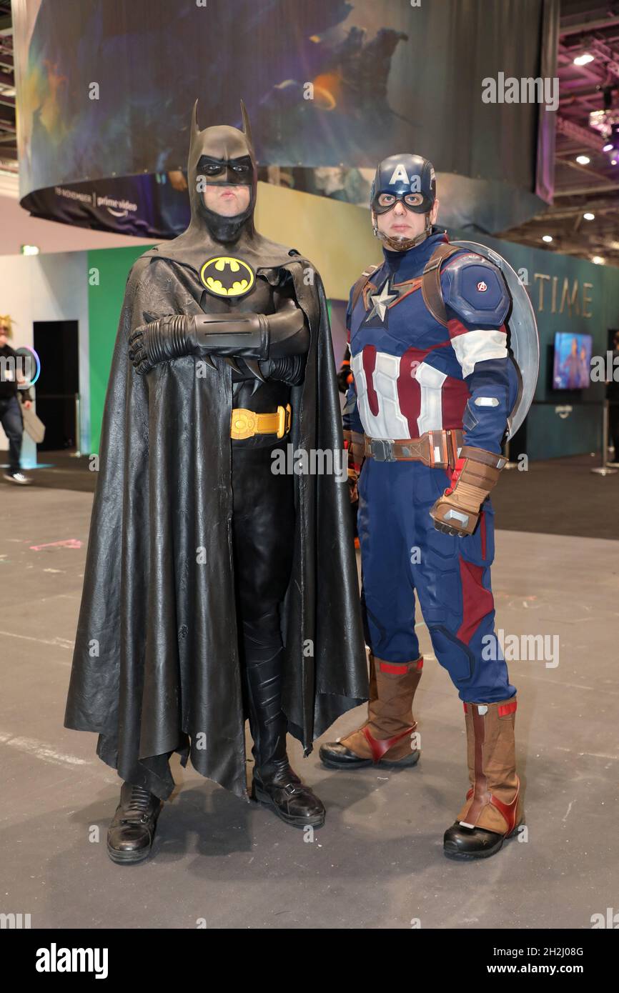 London, Großbritannien. Oktober 2021. Teilnehmer verkleidet als Batman und Captain America auf der MCM London Comic Con auf der Excel in London Credit: Paul Brown/Alamy Live News Stockfoto