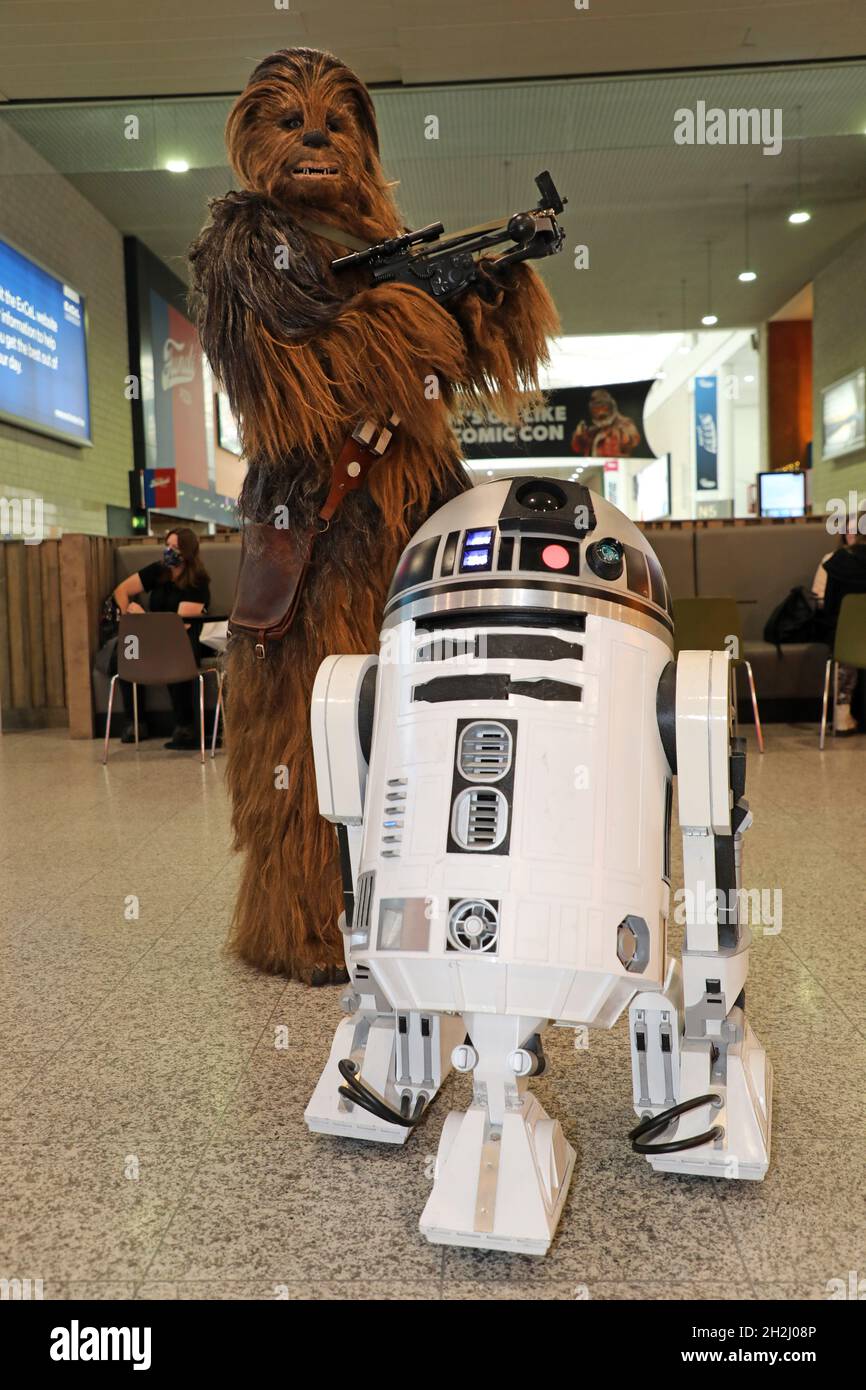 London, Großbritannien. Oktober 2021. Chewbacca und R2D2 von Star Wars auf der MCM London Comic Con auf der Excel in London Credit: Paul Brown/Alamy Live News Stockfoto