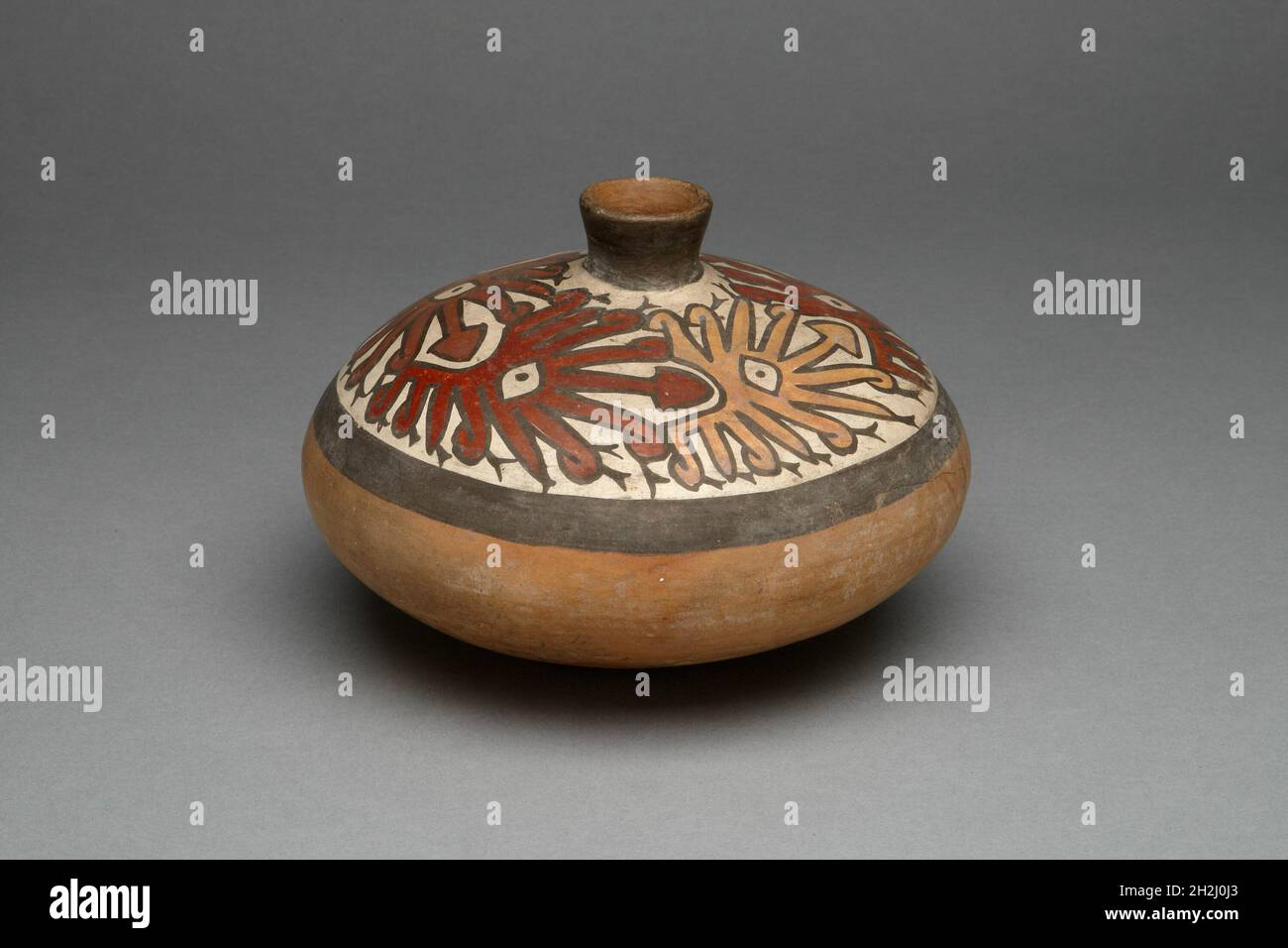 Niedriger Glas mit kleinem Auslauf, der ein wiederholtes abstraktes Stern- oder Gesichtsmotiv darstellt, 180 v. Chr./n. Chr. 500. Stockfoto