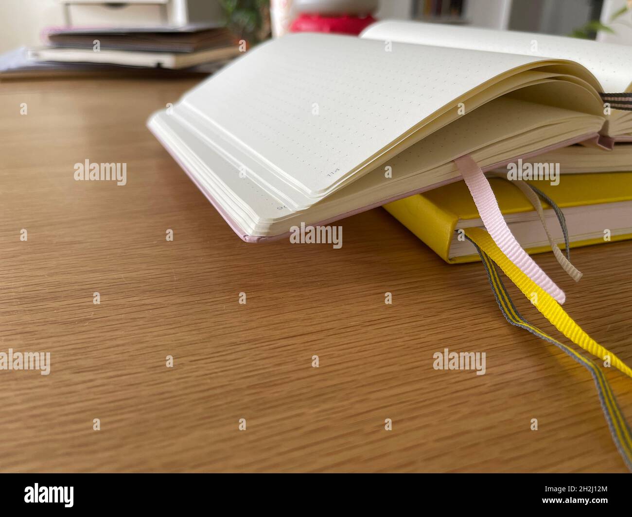 Nahaufnahme eines offenen leeren Notizbuchs auf dem Tisch abgeschnitten, Platz zum Kopieren Stockfoto