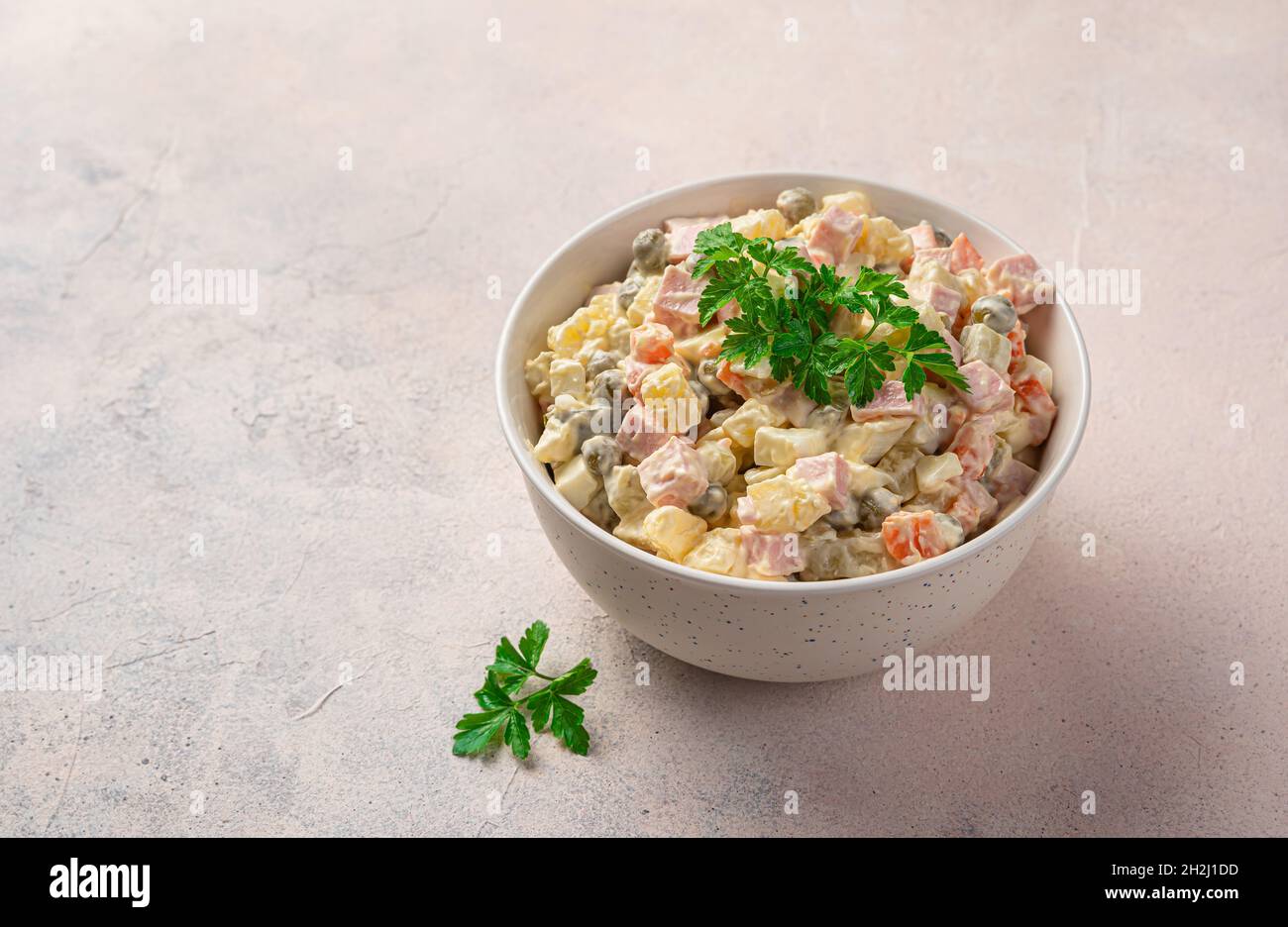 Olivier-Salat mit Gemüse, Wurst und Mayonnaise auf hellem Hintergrund.  Traditioneller russischer Salat Stockfotografie - Alamy