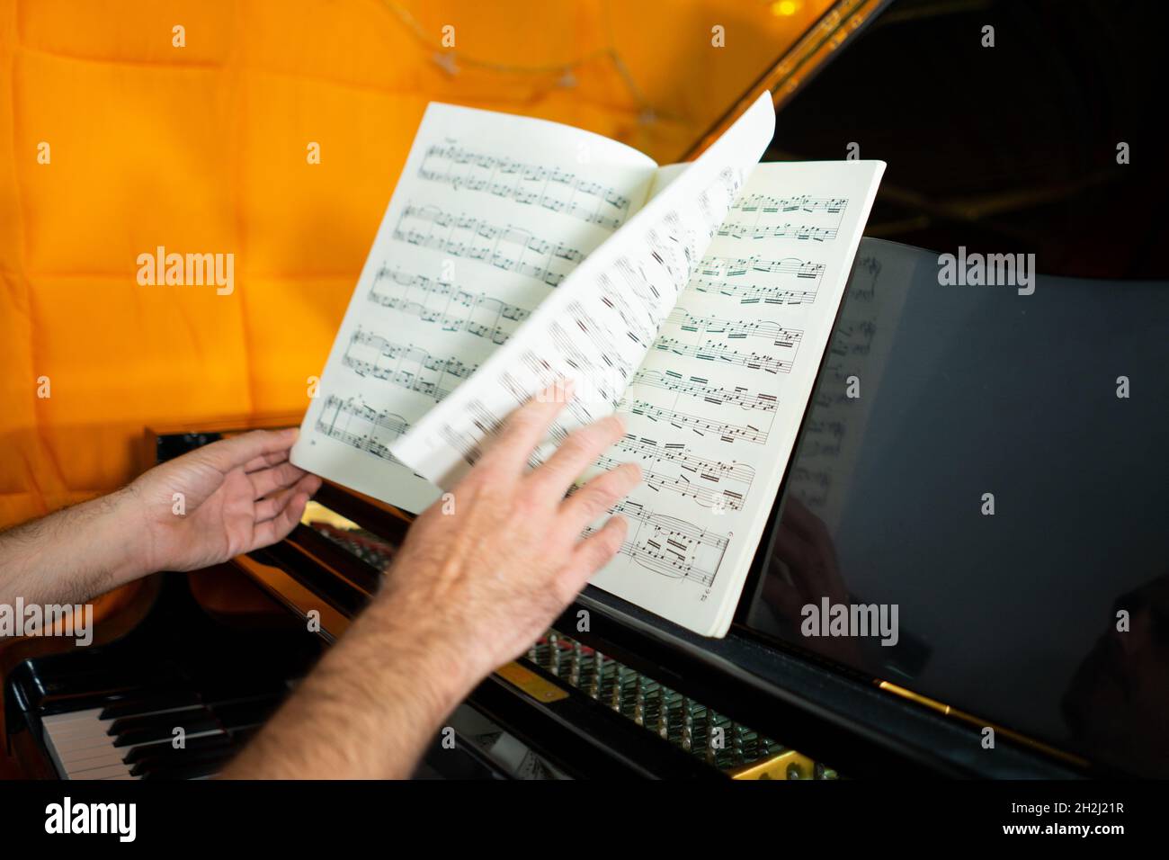 Klassisches Klavierstück, bestehend aus aufsteigenden gebrochenen Akkorden Stockfoto
