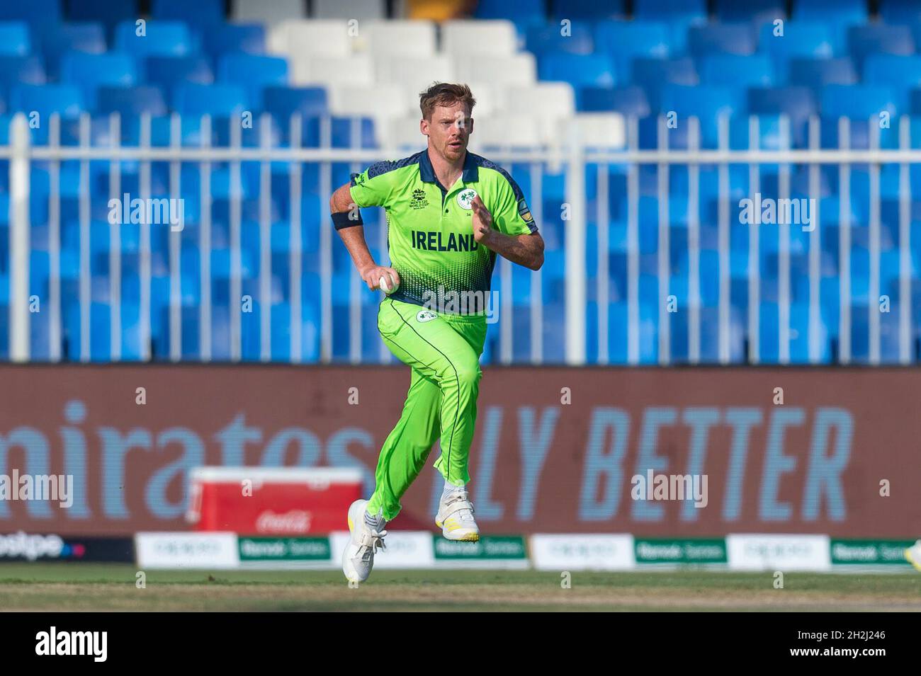 Sharjah, VAE, 22. Oktober 2021. Craig Young von Irland bowlen während des ICC Mens T20-Weltcup-Spiels zwischen Namibia und Irland am 22. Oktober 2021 im Sharjah Cricket Stadium, Sharjah, VAE. Foto von Grant Winter. Nur zur redaktionellen Verwendung, Lizenz für kommerzielle Nutzung erforderlich. Keine Verwendung bei Wetten, Spielen oder Veröffentlichungen einzelner Clubs/Vereine/Spieler. Kredit: UK Sports Pics Ltd/Alamy Live Nachrichten Stockfoto